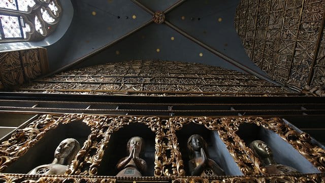 Gebeine bis unter die Decke.