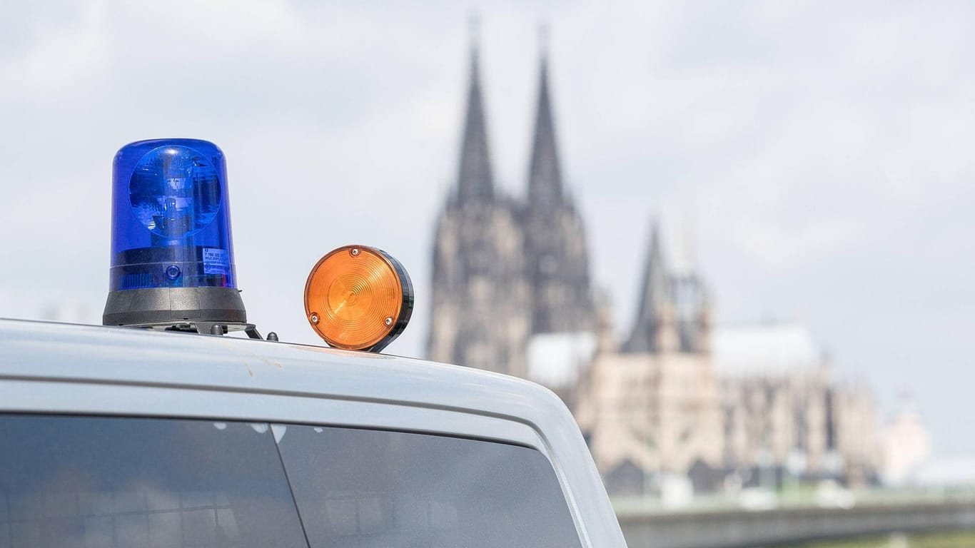 Köln (Symbolbild): Ein 43-jähriger Mann ist von Unbekannten durch die Straßen gehetzt und dann niedergestochen worden.