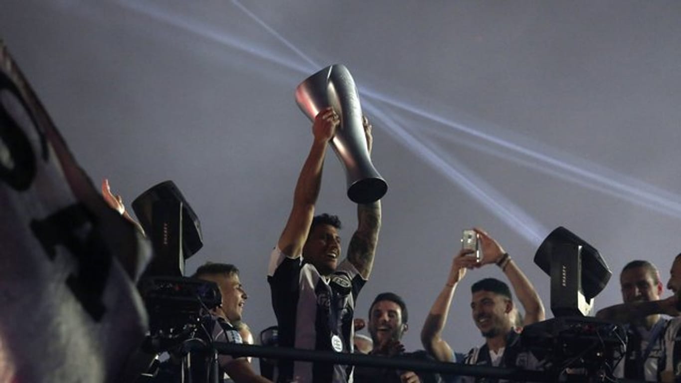 Die Spieler von PAOK Saloniki feiern die Meisterschaft.