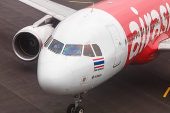 Airline AirAsia (Symbolbild): Ein zwei Monate altes Mädchen ist Medienberichten zufolge auf einem Flug von Malaysia nach Australien gestorben.