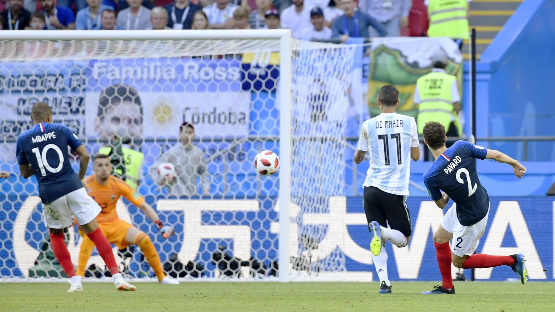 Der besagte Schuss von Benjamin Pavard (r.) gegen Argentinien.