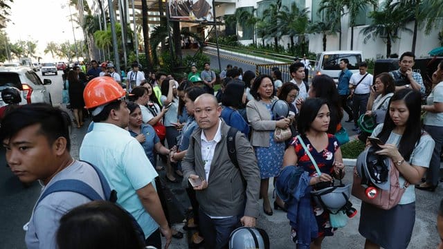 Das Beben war Berichten zufolge in der gesamten Großregion Metro Manila um die philippinische Hauptstadt herum zu spüren, wo Menschen aus Büros und Geschäftsgebäuden flohen. Das Beben war Berichten zufolge in der gesamten Großregion Metro Manila um die philippinische Hauptstadt herum zu spüren, wo Menschen aus Büros und Geschäftsgebäuden flohen.