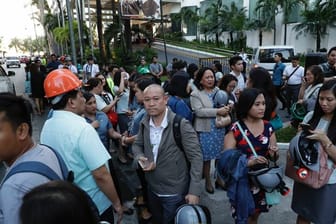 Das Beben war Berichten zufolge in der gesamten Großregion Metro Manila um die philippinische Hauptstadt herum zu spüren, wo Menschen aus Büros und Geschäftsgebäuden flohen.