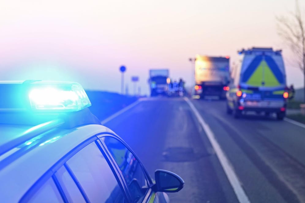 Blaulicht (Symbolbild): In Sachsen-Anhalt hat sich ein Autofahrer eine Verfolgungsjagd mit der Polizei geliefert und dabei zwei Unfälle verursacht.