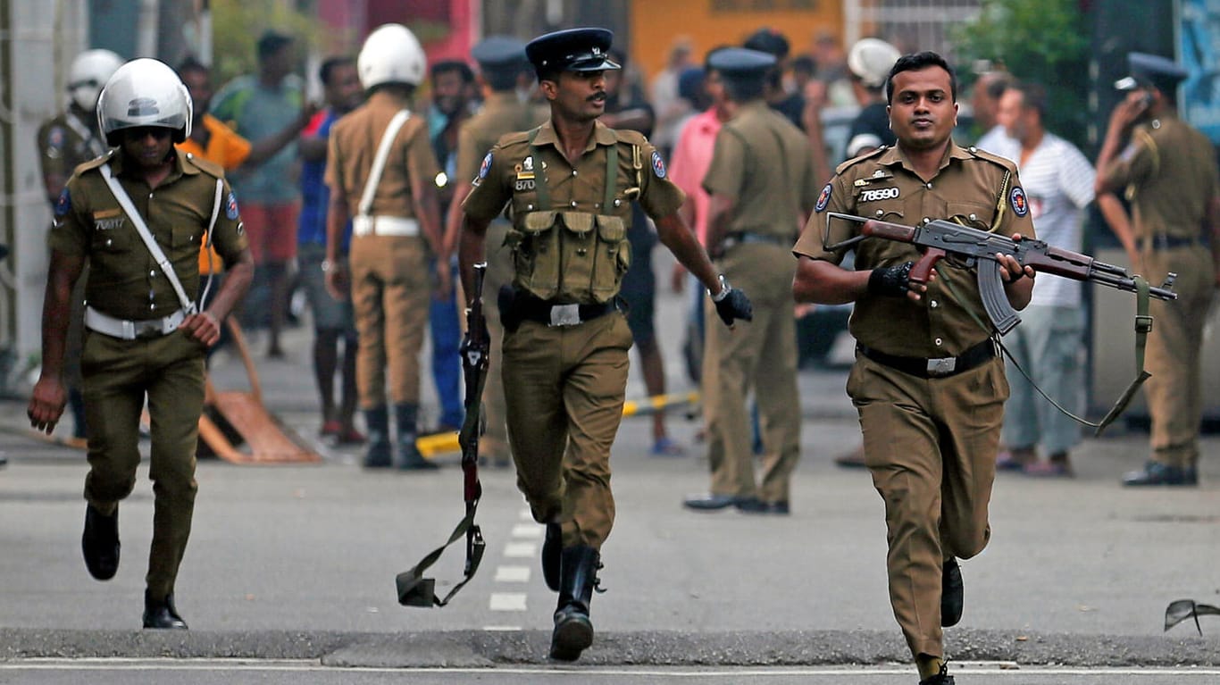 Srilankanische Polizisten im Einsatz: Eines der Todesopfer der Explosionen in Sri Lanka hatte einen deutschen Pass.