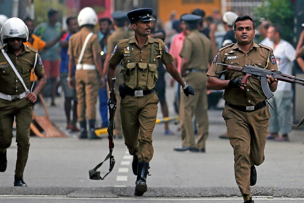 Srilankanische Polizisten im Einsatz: Eines der Todesopfer der Explosionen in Sri Lanka hatte einen deutschen Pass.