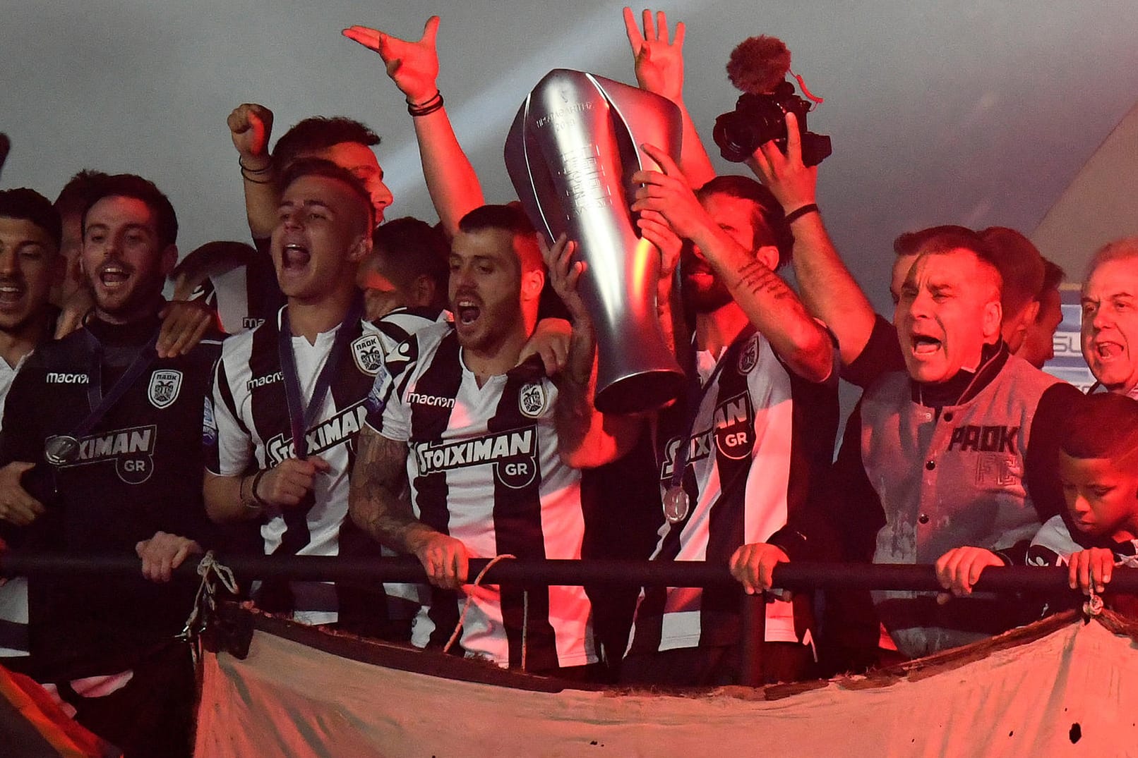 Jubel: Ex-Bundesliga-Star Vieirinha (4. v. l.) und PAOK.