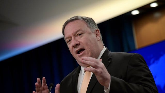US-Außenminister Mike Pompeo spricht während einer Pressekonferenz über die neuen Ölsanktionen. US-Außenminister Mike Pompeo spricht während einer Pressekonferenz über die neuen Ölsanktionen.