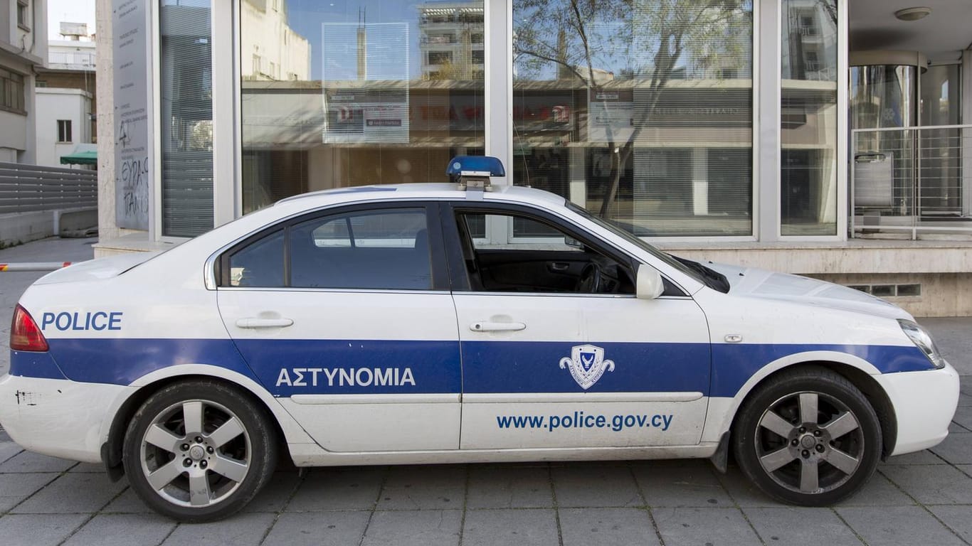 Ein Polizeiwagen in Zyperns Hauptstadt: Zwei Frauenleichen wurden gefunden, die Polizei sucht weitere. Die Beamten halten die Morde für die Tat eines Serienmörders. (Symbolfoto)