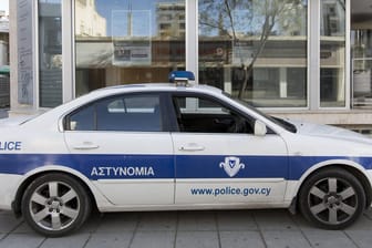 Ein Polizeiwagen in Zyperns Hauptstadt: Zwei Frauenleichen wurden gefunden, die Polizei sucht weitere. Die Beamten halten die Morde für die Tat eines Serienmörders. (Symbolfoto)