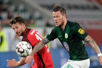 Wolfsburgs Daniel Ginczek (r) und Frankfurts David Abraham kämpfen um den Ball.