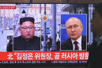 Kim Jong Un und Wladimir Putin im Fernsehen in Südkorea: Der Nordkoreanische Machthaber will zu einem Treffen nach Russland reisen.