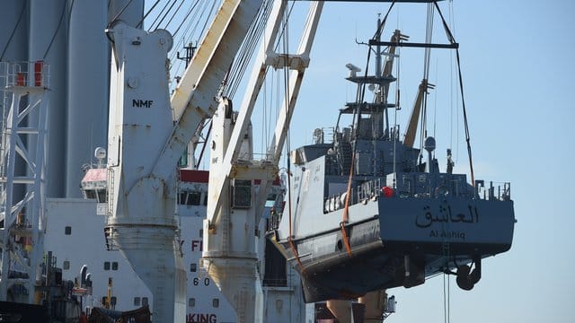 Ein Küstenschutzboot für Saudi-Arabien wird 2018 in Sassnitz in Mecklenburg-Vorpommern auf ein Transportschiff verladen.