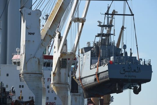 Ein Küstenschutzboot für Saudi-Arabien wird 2018 in Sassnitz in Mecklenburg-Vorpommern auf ein Transportschiff verladen.