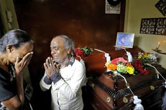 Eine sri-lankische Familie trauert in Colombo neben den Särgen von drei Familienmitgliedern, die alle Opfer der Bombenanschläge am Ostersonntag wurden.
