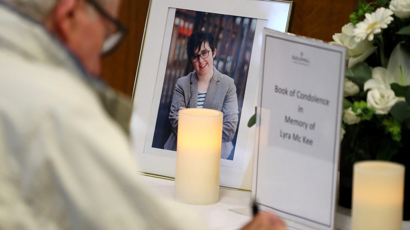 Ein Mann schreibt in ein Kondolenzbuch für Lyra McKee: Die Journalistin war am 18. April in der Stadt Londonderry erschossen worden.