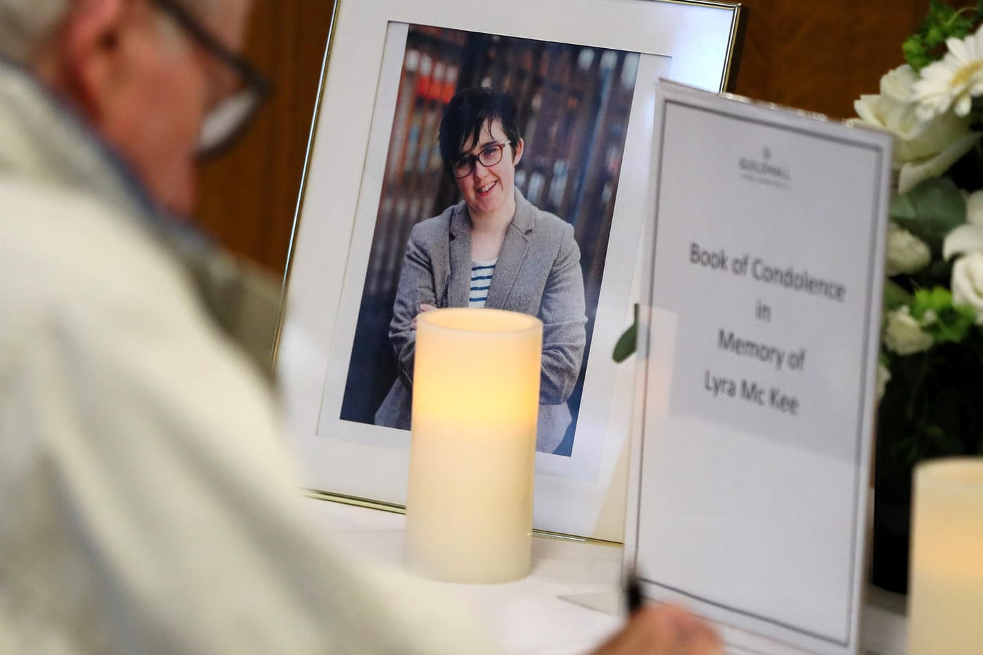 Ein Mann schreibt in ein Kondolenzbuch für Lyra McKee: Die Journalistin war am 18. April in der Stadt Londonderry erschossen worden.