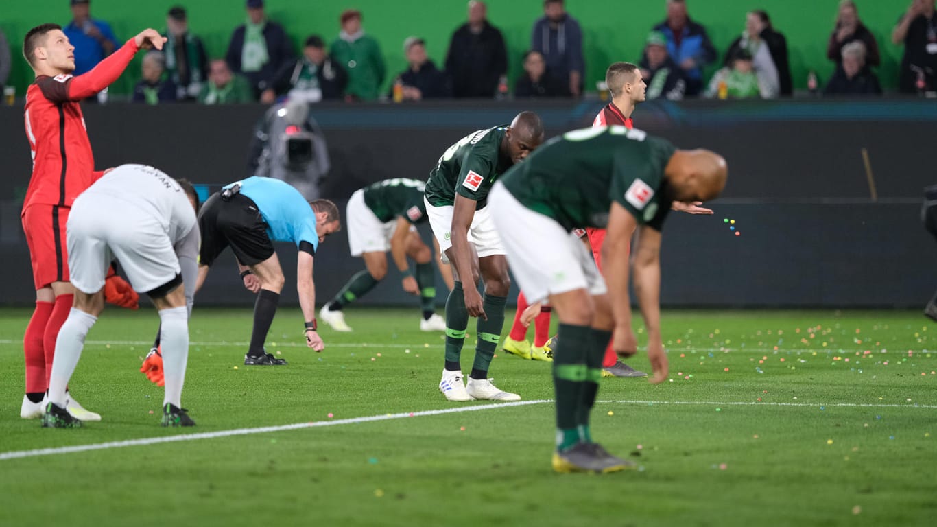 Eiersuche in Wolfsburg: Die Spieler beider Teams sowie Schiedsrichter Marco Fritz waren mit Aufräumarbeiten beschäftigt.