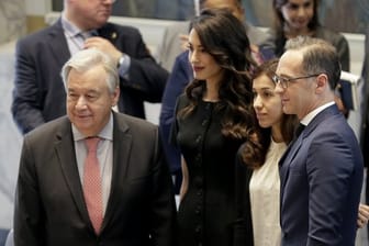 UN-Generalsekretär António Guterres (l-r), Menschenrechtsanwältin Amal Clooney, Friedensnobelpreisträgerin Nadia Murad und Bundesaußenminister Heiko Maas in New York.