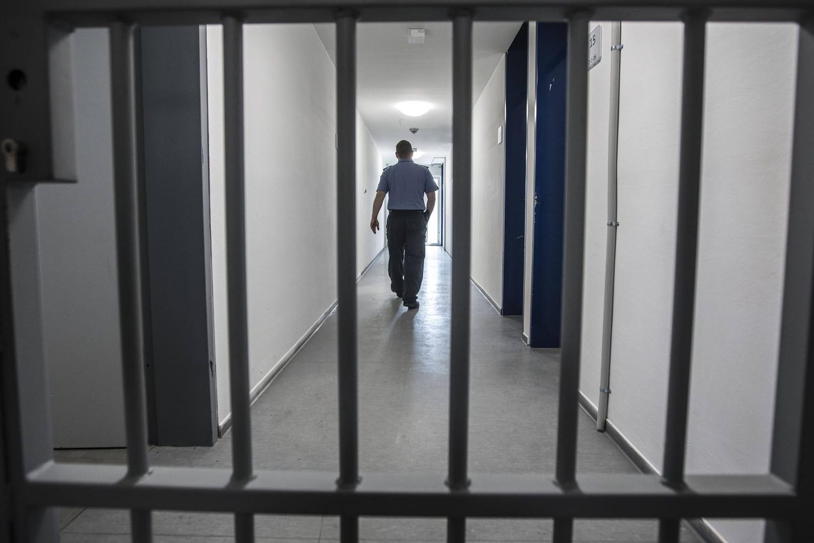 Österreich (Symbolbild): Mehr als zehn Jahre nach seiner Flucht aus dem Gefängnis hat sich ein 64-Jähriger der Polizei gestellt.