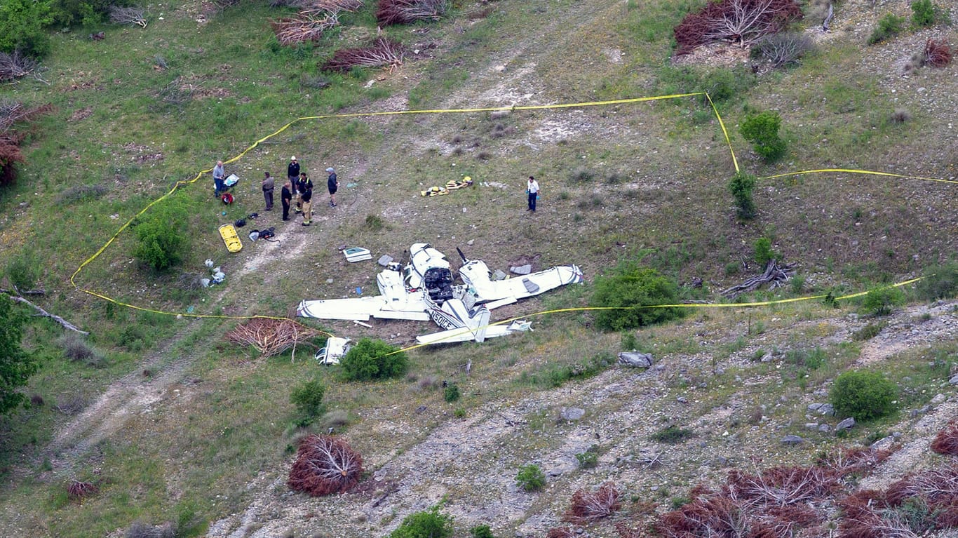 USA: Einsatzkräfte untersuchen ein abgestürztes Kleinflugzeug.
