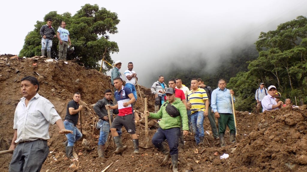 Kolumbien, Popayán: Menschen suchen nach vermissten Personen nach einem Erdrutsch. Kolumbien, Popayán: Menschen suchen nach vermissten Personen nach einem Erdrutsch.