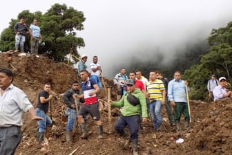 Kolumbien, Popayán: Menschen suchen nach vermissten Personen nach einem Erdrutsch.