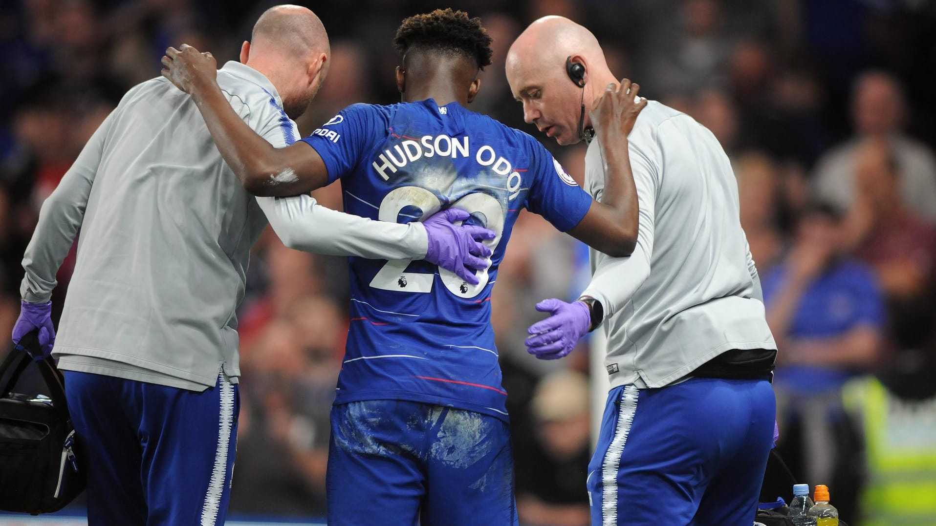 Schreckmoment: Hudson-Odoi wird von Chelsea-Betreuern vom Platz geführt.