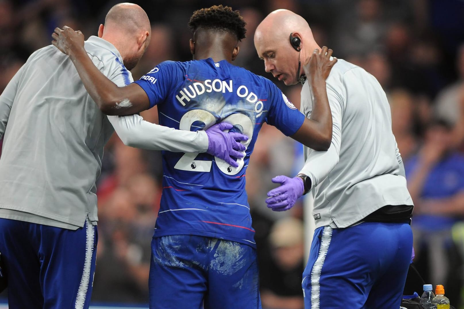 Schreckmoment: Hudson-Odoi wird von Chelsea-Betreuern vom Platz geführt.