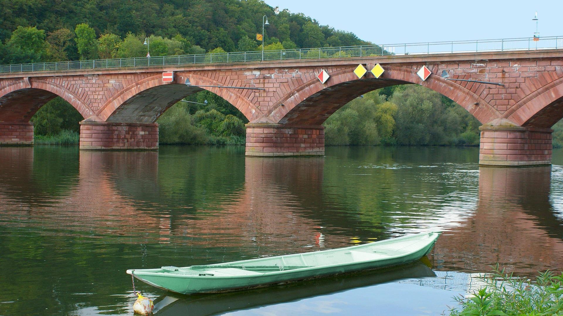 Die Alte Mainbrücke in Marktheidenfeld (Archivbild): Ein Flusskreuzfahrtschiff hat auf dem Main einen Brückenpfeiler gerammt.