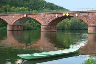 Die Alte Mainbrücke in Marktheidenfeld (Archivbild): Ein Flusskreuzfahrtschiff hat auf dem Main einen Brückenpfeiler gerammt.