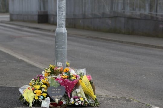 Blumen am Fanad Drive in Londonderry, wo Lyra McKee am 18.