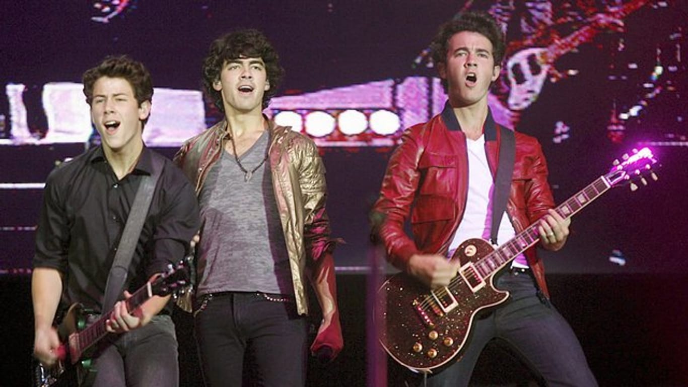 Die US-amerikanische Band Jonas Brothers mit Kevin, Nick und Joe 2009 in Madrid.