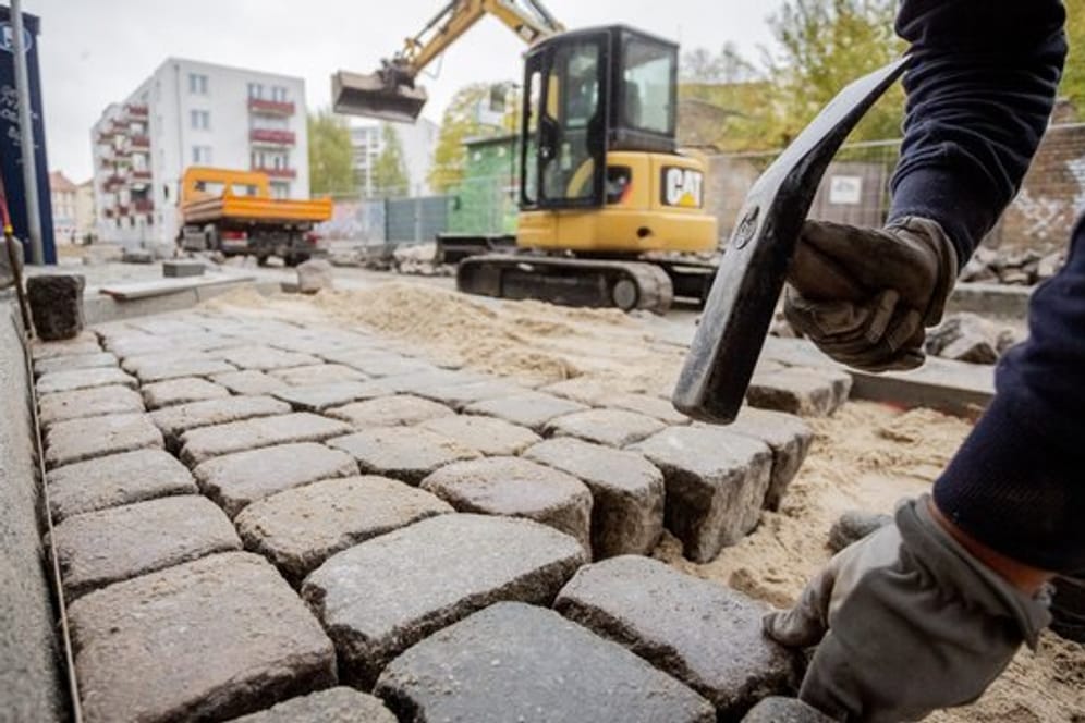 Müssen sich Hausbesitzer an dem Straßenausbau beteiligen, fallen oft Beiträge über 10.