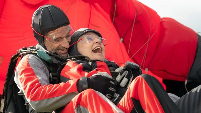 Inga Lürsen (Sabine Postel) und Stedefreund (Oliver Mommsen) wagen einen Tandem-Fallschirmsprung.