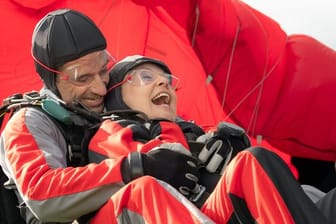 Inga Lürsen (Sabine Postel) und Stedefreund (Oliver Mommsen) wagen einen Tandem-Fallschirmsprung.