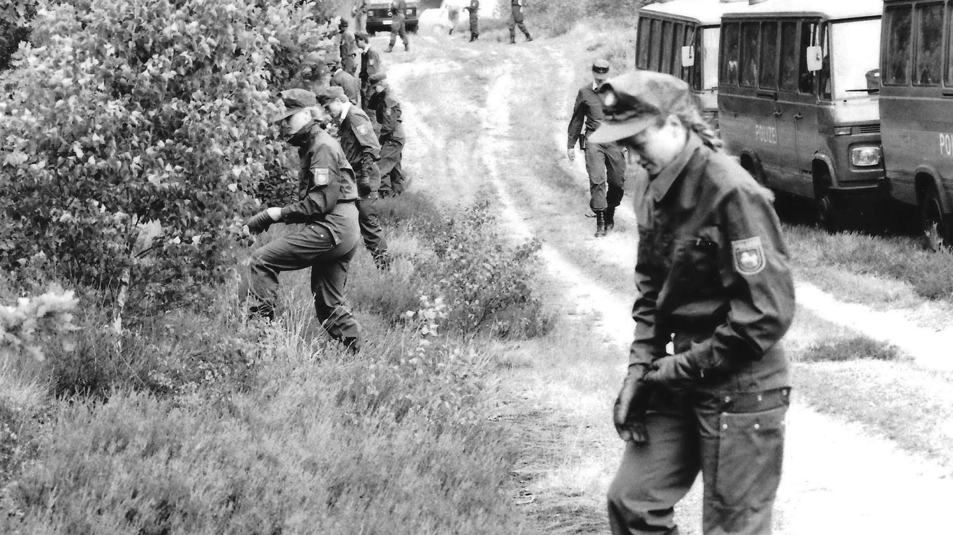 Polizeibeamte einer Hundertschaft durchsuchen im Sommer 1989 den Wald in Göhrde bei Oldendorf: Deutschlandweit werden momentan ungeklärte Morde auf eine Verbindung zu dem Fünffach-Mord untersucht.