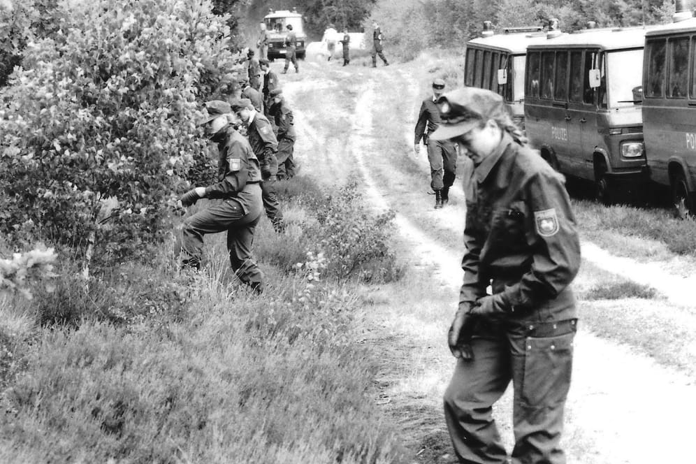 Polizeibeamte einer Hundertschaft durchsuchen im Sommer 1989 den Wald in Göhrde bei Oldendorf: Deutschlandweit werden momentan ungeklärte Morde auf eine Verbindung zu dem Fünffach-Mord untersucht.