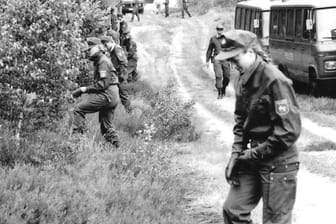 Polizeibeamte einer Hundertschaft durchsuchen im Sommer 1989 den Wald in Göhrde bei Oldendorf: Deutschlandweit werden momentan ungeklärte Morde auf eine Verbindung zu dem Fünffach-Mord untersucht.