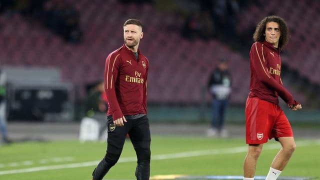 Einem Medienbericht zufolge will Arsenal Shkodran Mustafi (l) verkaufen. Einem Medienbericht zufolge will Arsenal Shkodran Mustafi (l) verkaufen.