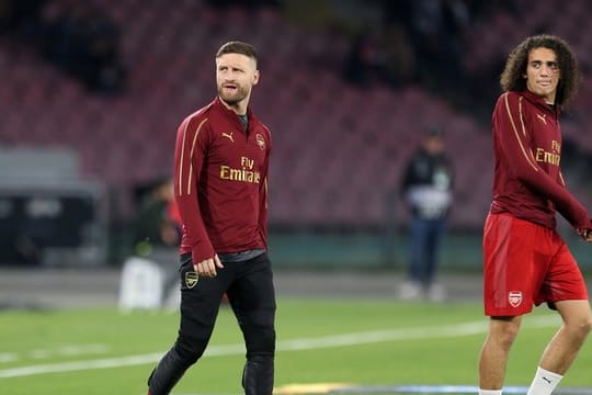 Einem Medienbericht zufolge will Arsenal Shkodran Mustafi (l) verkaufen.