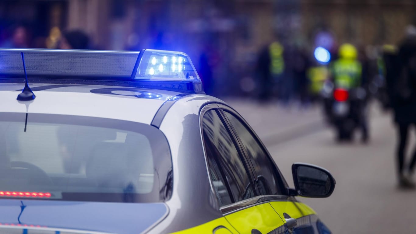 Blaulicht (Symbolbild): Mutmaßlich bei einem Streit zwischen den Bewohnern eines Hamburger Mehrfamilienhauses ist eine 22-Jährige getötet worden.