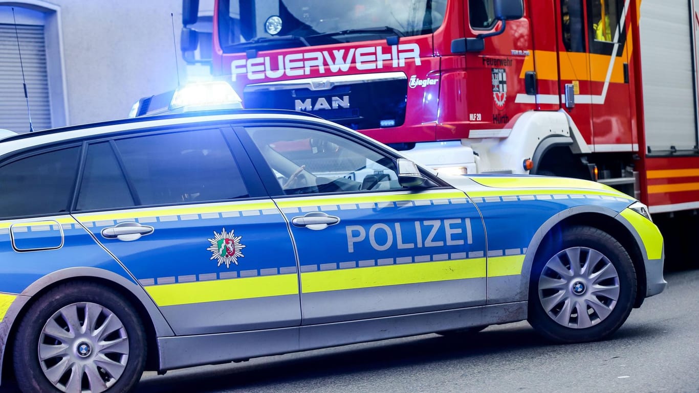 Polizei und Feuerwehr im Einsatz (Symbolbild): Der bei einer Explosion schwer verletzte Marburger Geschäftsmann hat den angeblichen Anschlag auf sich nur vorgetäuscht.