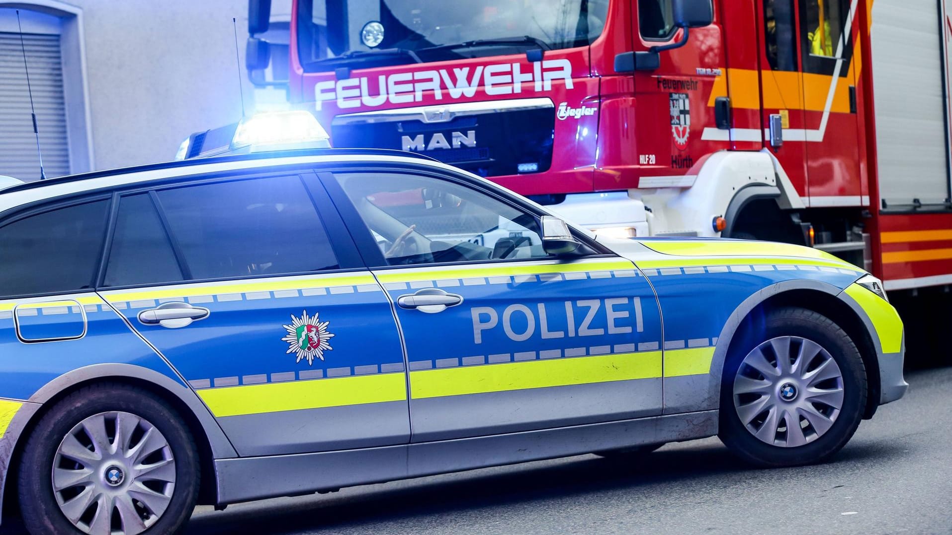 Polizei und Feuerwehr im Einsatz (Symbolbild): Der bei einer Explosion schwer verletzte Marburger Geschäftsmann hat den angeblichen Anschlag auf sich nur vorgetäuscht.