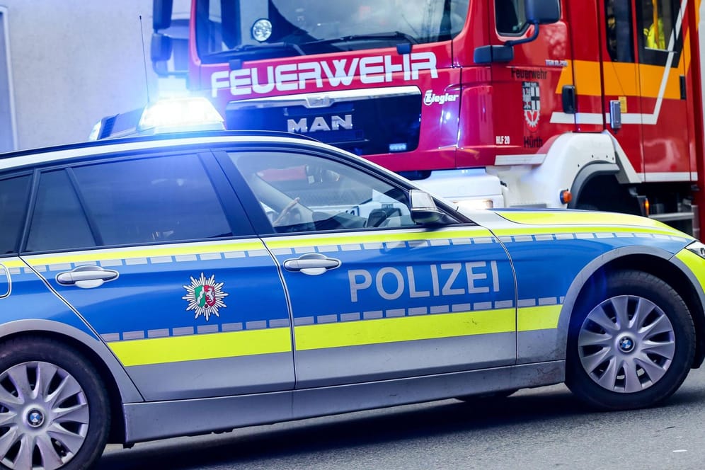 Polizei und Feuerwehr im Einsatz (Symbolbild): Der bei einer Explosion schwer verletzte Marburger Geschäftsmann hat den angeblichen Anschlag auf sich nur vorgetäuscht.
