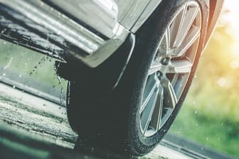 Fahrt im Regen: Die Kennzeichnung auf der Reifenflanke verrät vieles über die Beschaffenheit des Reifens.