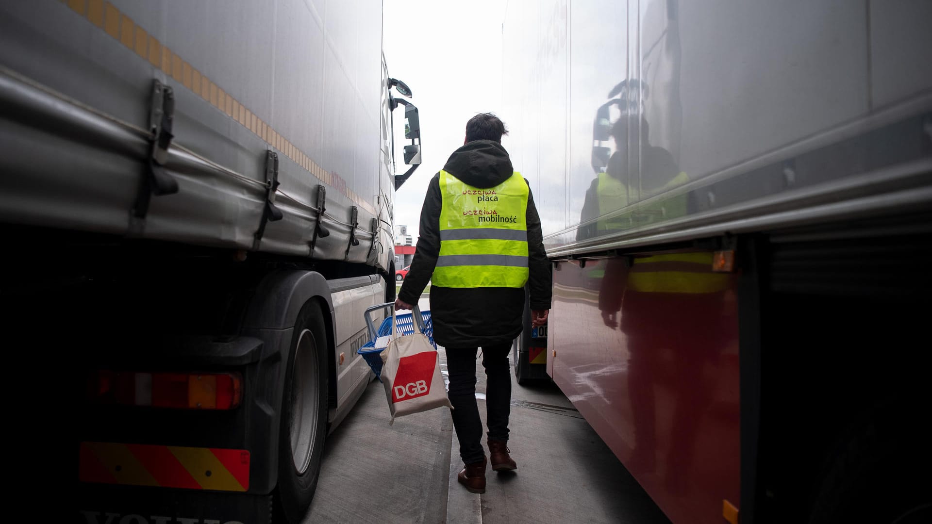 DGB-Mitarbeiter zwischen geparkten Lkws: Das "Informationsprojekt für Lkw-Fahrer aus Mittel- und Osteuropa" des DGBs will über die Arbeitsbedingungen der Fahrer und ihr Anrecht auf den deutschen Mindestlohn aufklären.