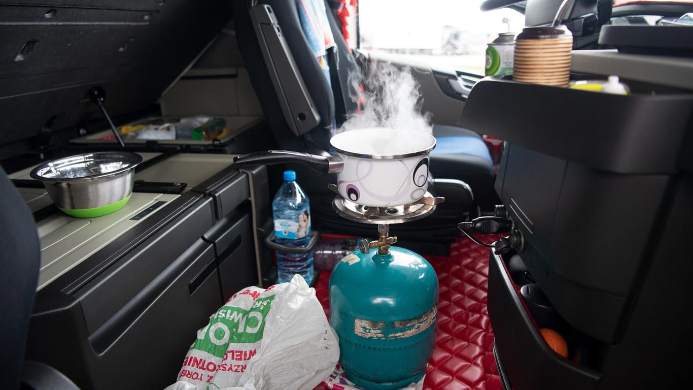 Ernährung eines Lkw-Fahrers: Ein Topf mit Gulasch steht bei einem osteuropäischen Lastwagenfahrer in der Kabine. Die Arbeiter können sich Essen in Raststätten oft nicht leisten.
