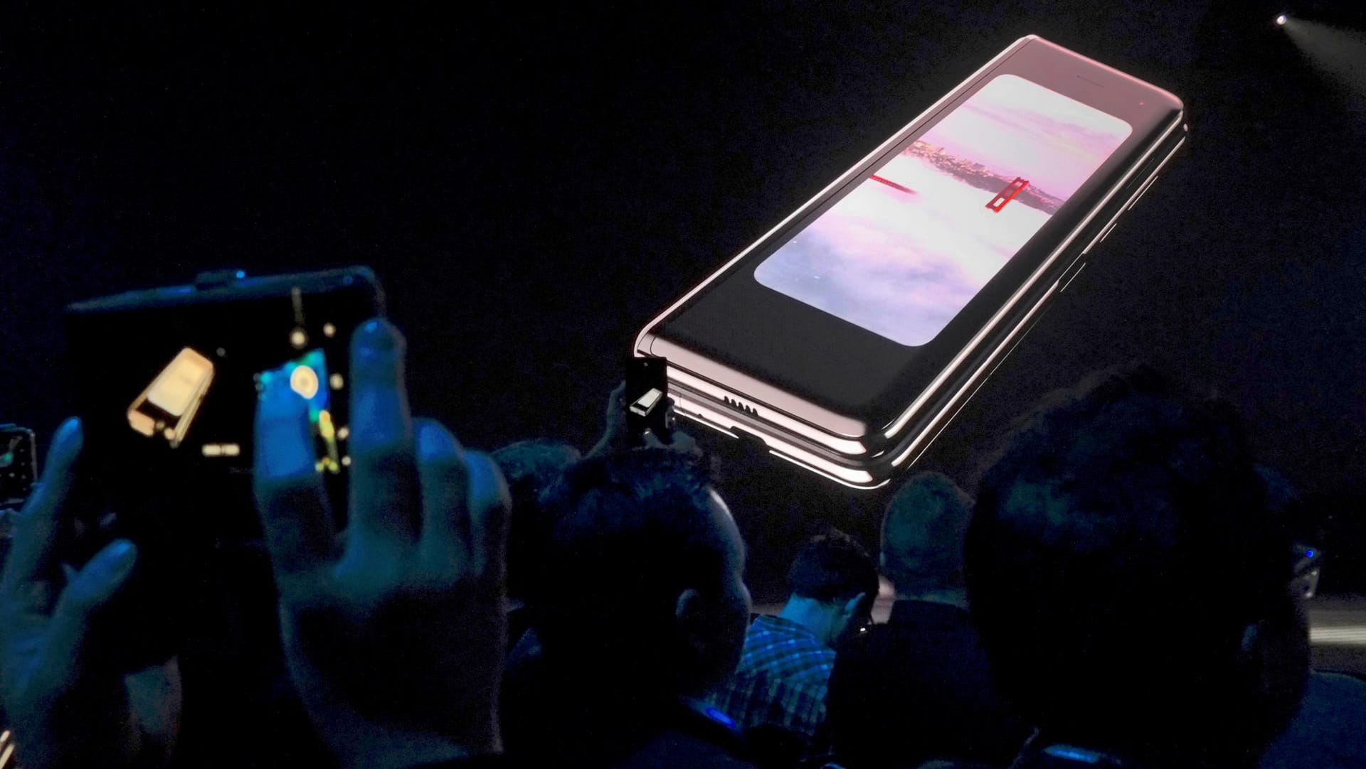 Samsungs Galaxy Fold bei der Präsentation: Probleme mit der "Schutzfolie"