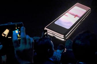 Samsungs Galaxy Fold bei der Präsentation: Probleme mit der "Schutzfolie"